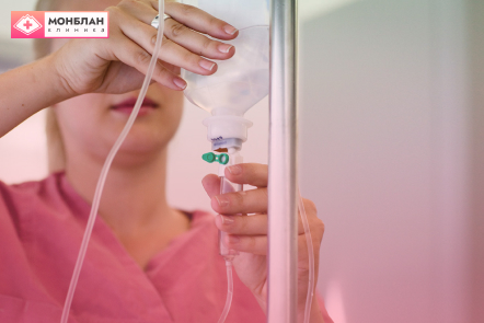 Врач ставит капельницу Врач ставит капельницу